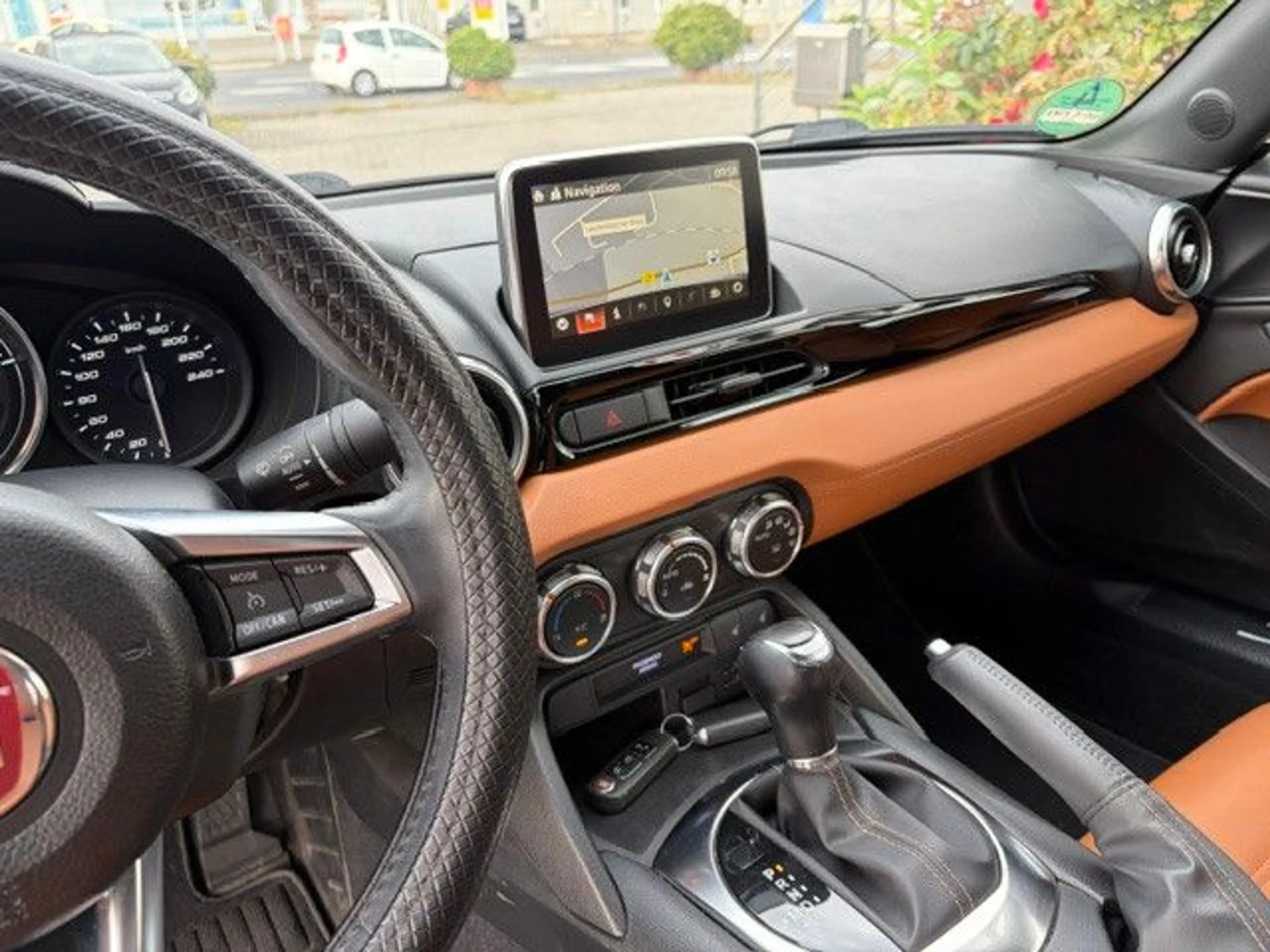 Fiat 124 Spider Lusso Autom. *LEDER braun+RF-KAM+LED* — photo 13