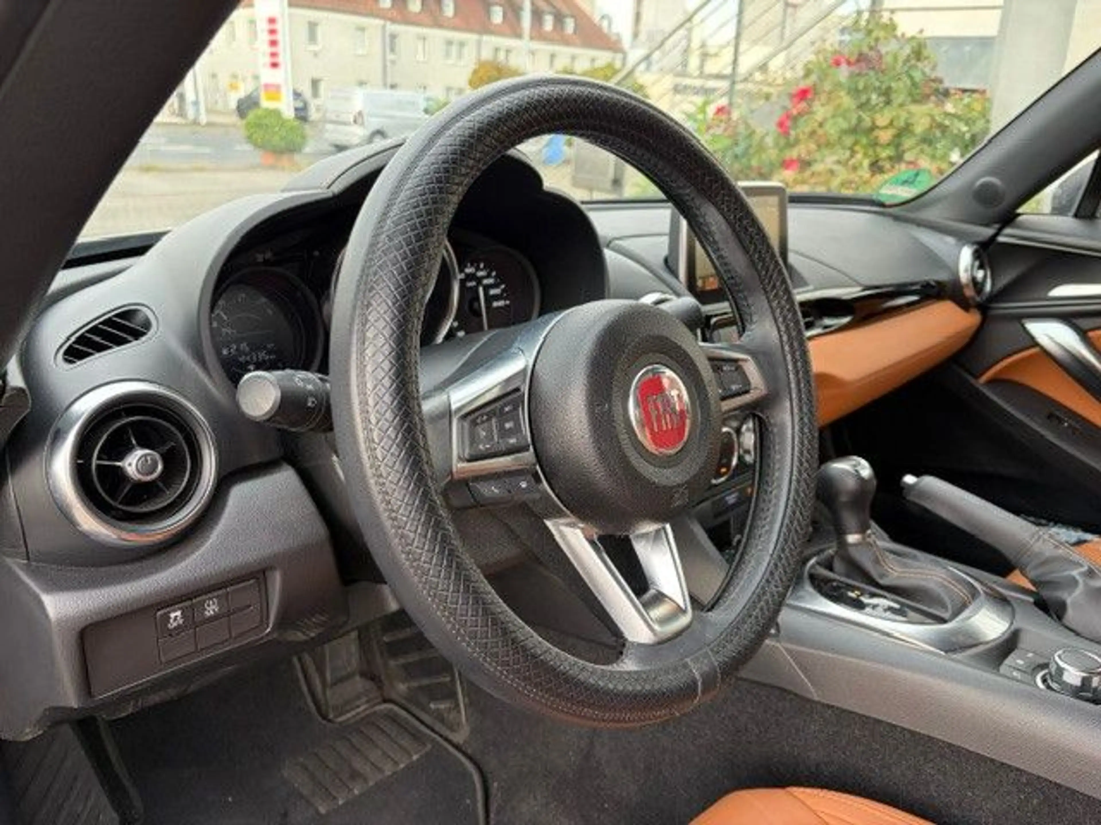 Fiat 124 Spider Lusso Autom. *LEDER braun+RF-KAM+LED* — photo 11