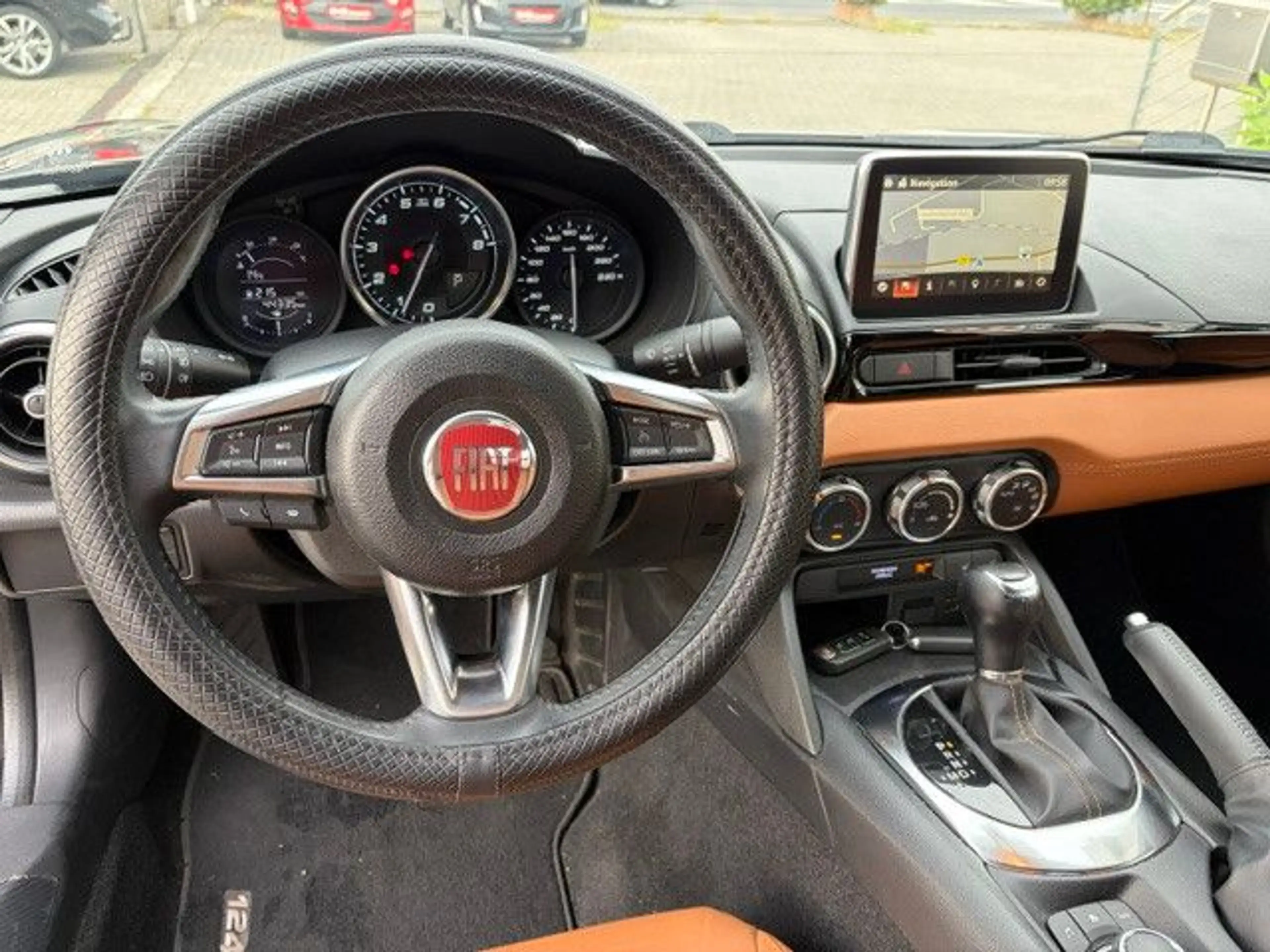 Fiat 124 Spider Lusso Autom. *LEDER braun+RF-KAM+LED* — photo 12