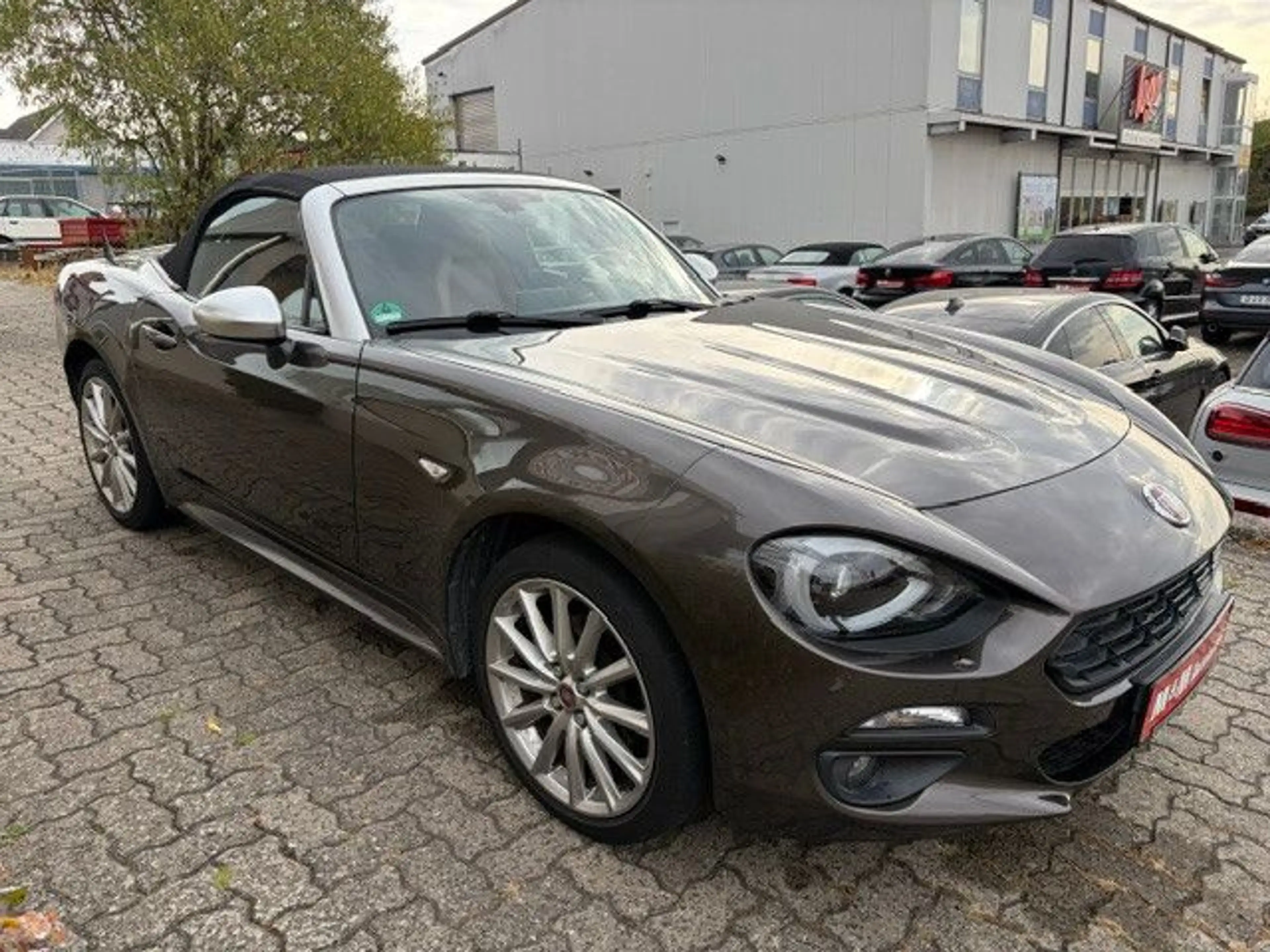 Fiat 124 Spider Lusso Autom. *LEDER braun+RF-KAM+LED* — photo 3