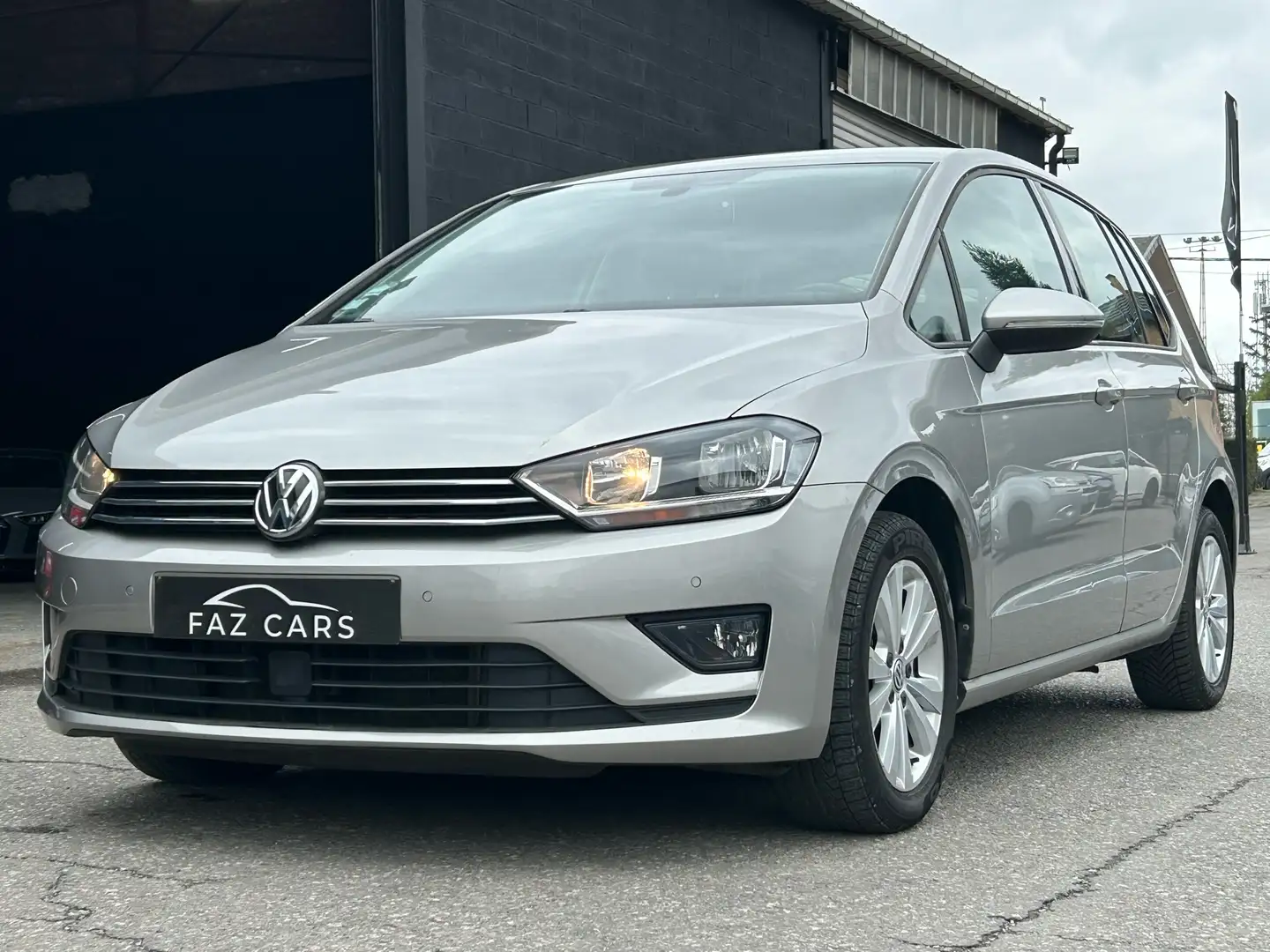 Volkswagen Golf Sportsvan 1.6 CR TDi * 1ER PROP + CLIM + JANTES + GPS * Grijs - 1