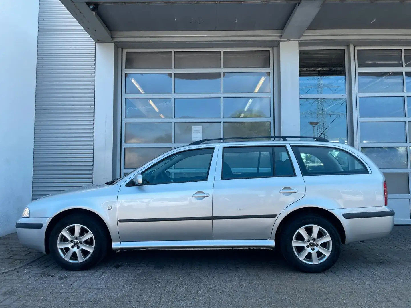 Skoda Octavia Combi Tour/1.Hand/PDC/Radio/Klima Silber - 2