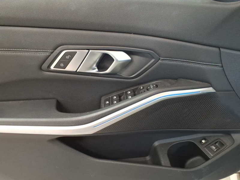BMW 320 320e Touring Aut. Navi Pano LED — photo 4
