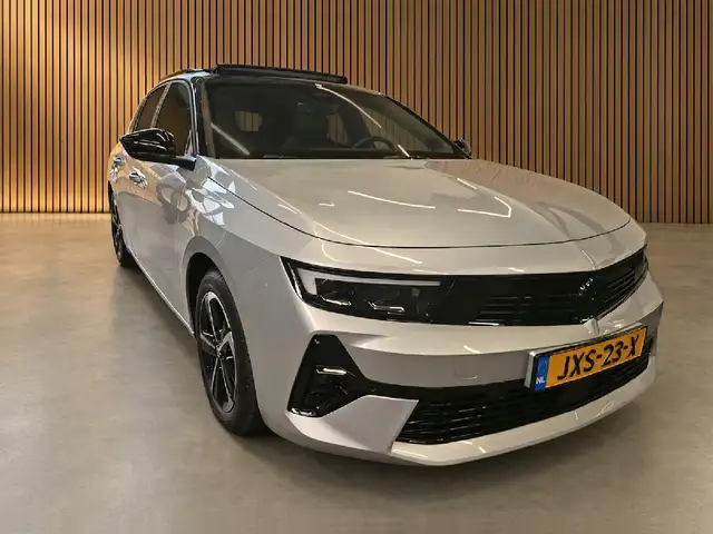 Opel Astra view 4