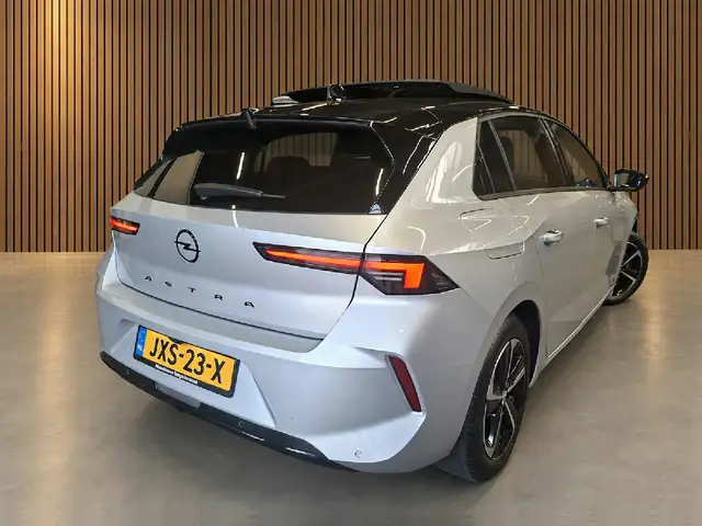 Opel Astra view 3