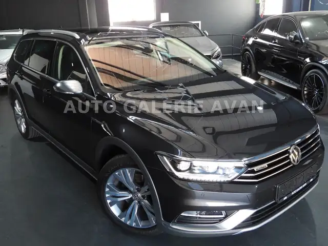 Volkswagen Passat Alltrack view 3
