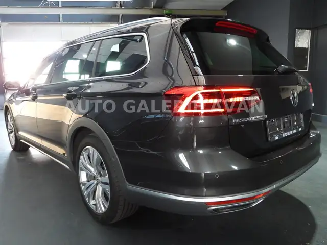 Volkswagen Passat Alltrack view 9