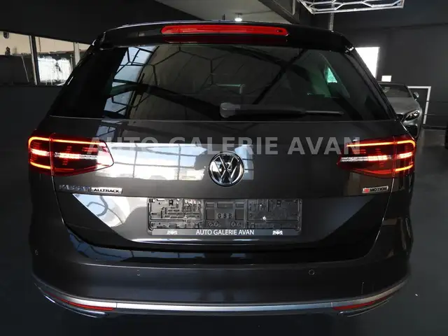 Volkswagen Passat Alltrack view 5