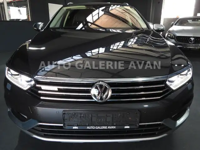 Volkswagen Passat Alltrack view 6