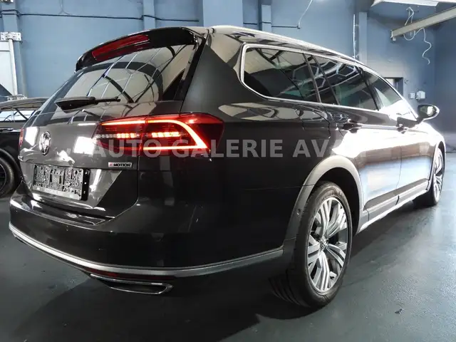 Volkswagen Passat Alltrack view 4