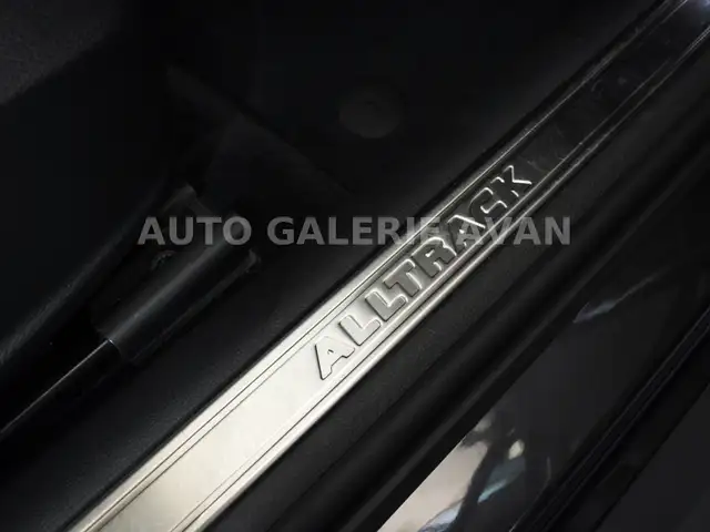 Volkswagen Passat Alltrack view 15
