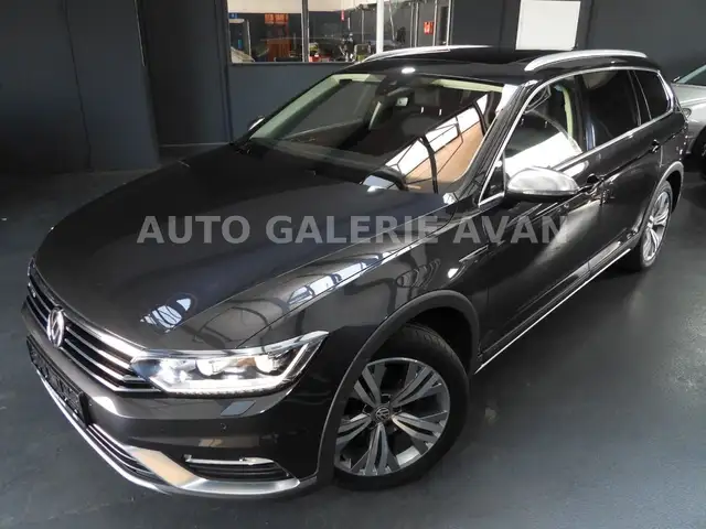 Volkswagen Passat Alltrack view 8