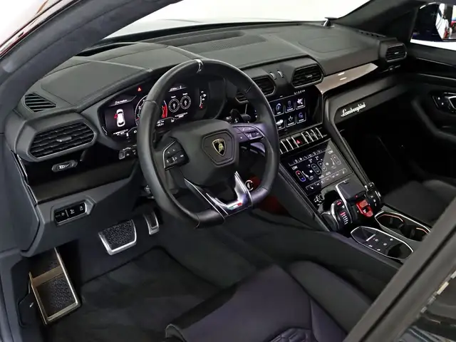 Lamborghini Urus view 7