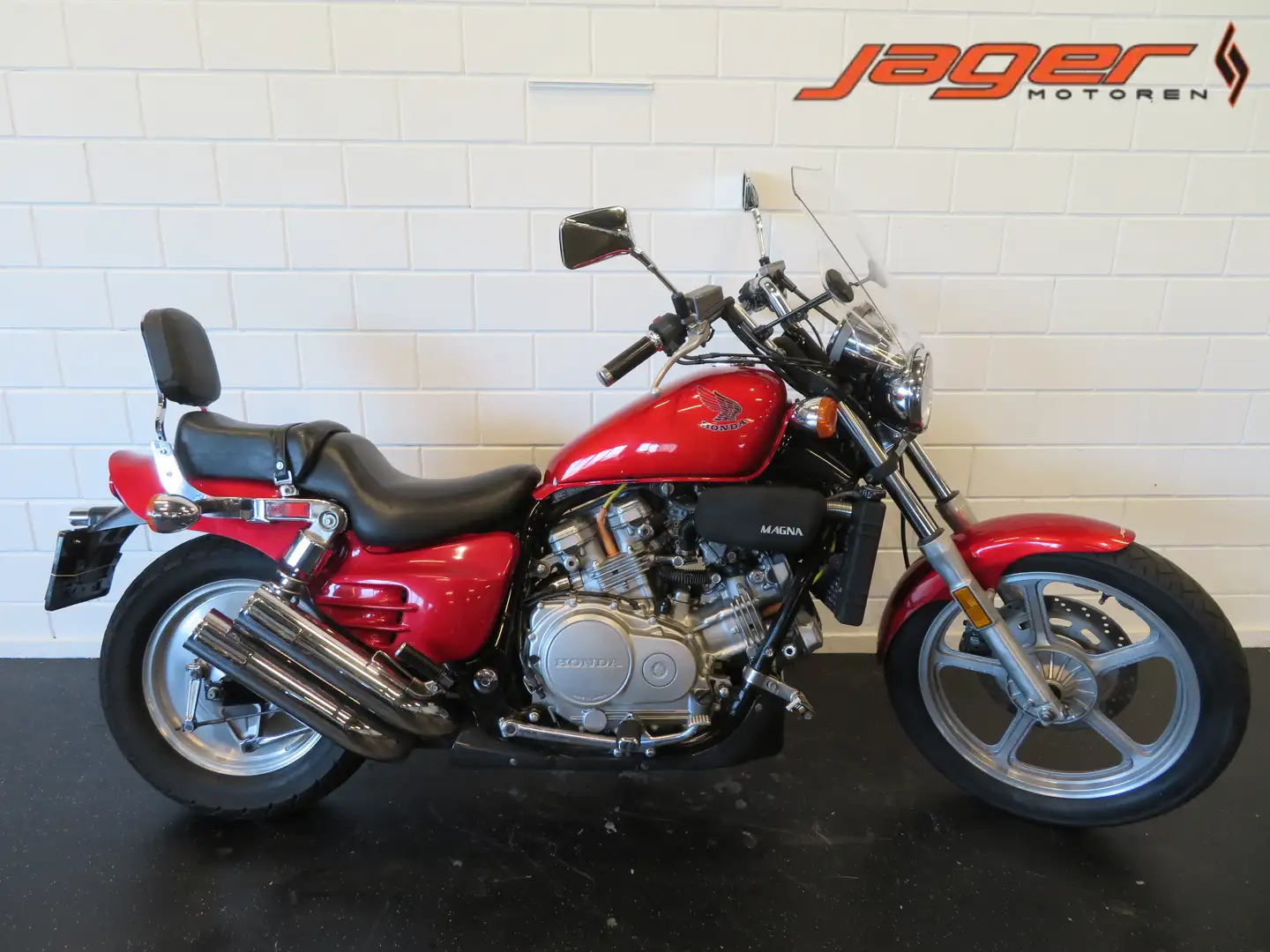 Honda VF 700 C SUPER MAGNA Rouge - 1
