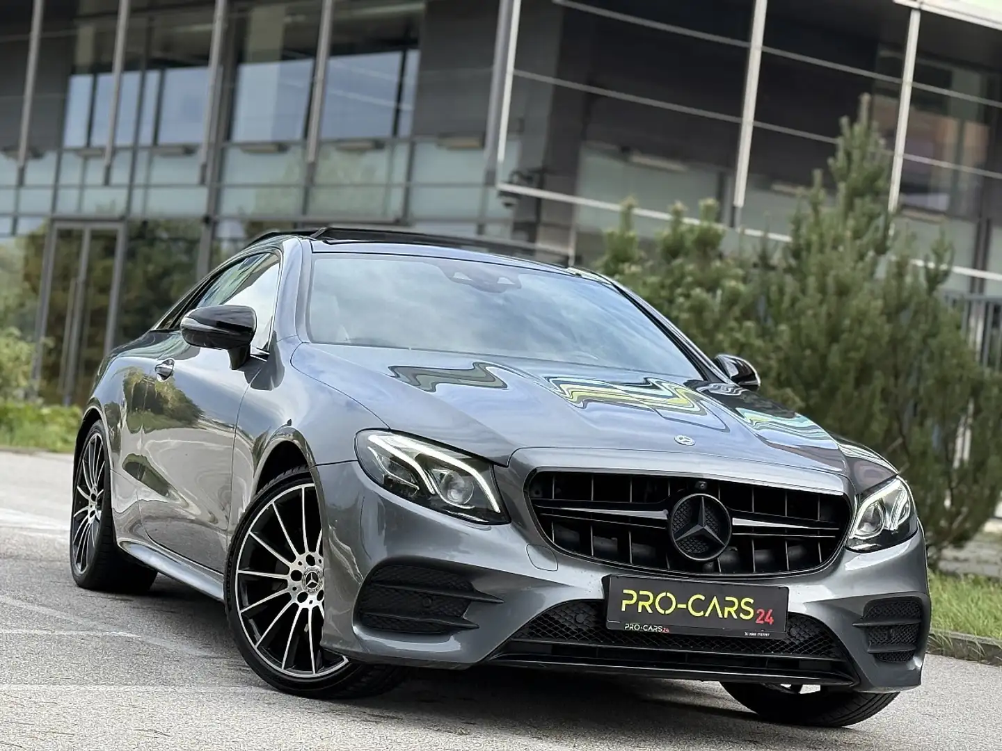Mercedes-Benz E 220 d // AMG-Line // PANORAMA // BURMESTER Grau - 1