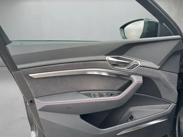Audi Q8 view 7