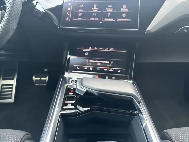 Audi Q8 view 10