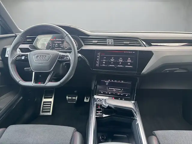 Audi Q8 view 9