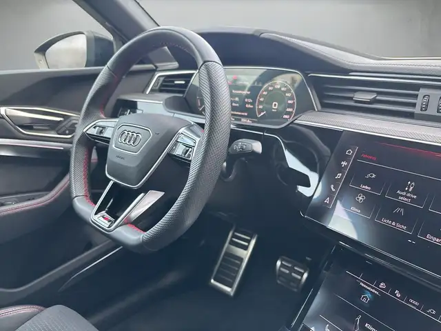 Audi Q8 view 8