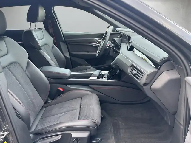 Audi Q8 view 14