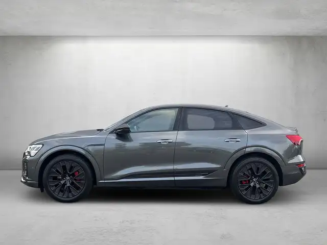 Audi Q8 view 3