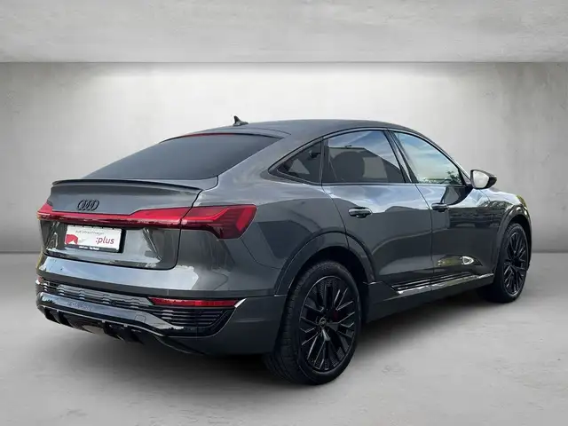 Audi Q8 view 4