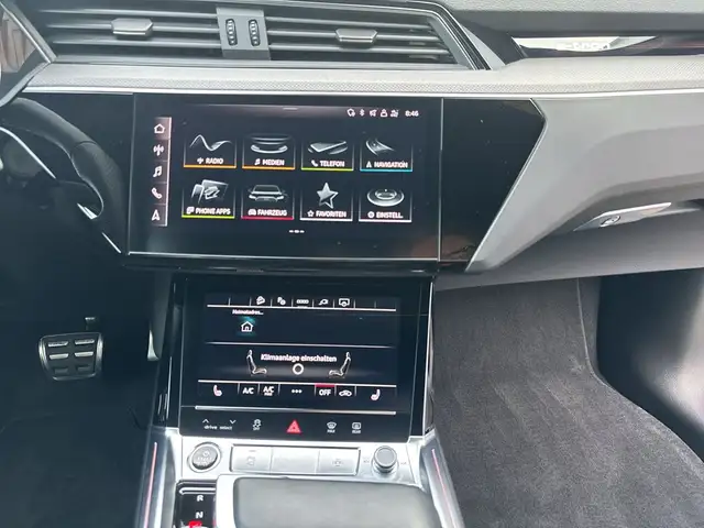 Audi Q8 view 12