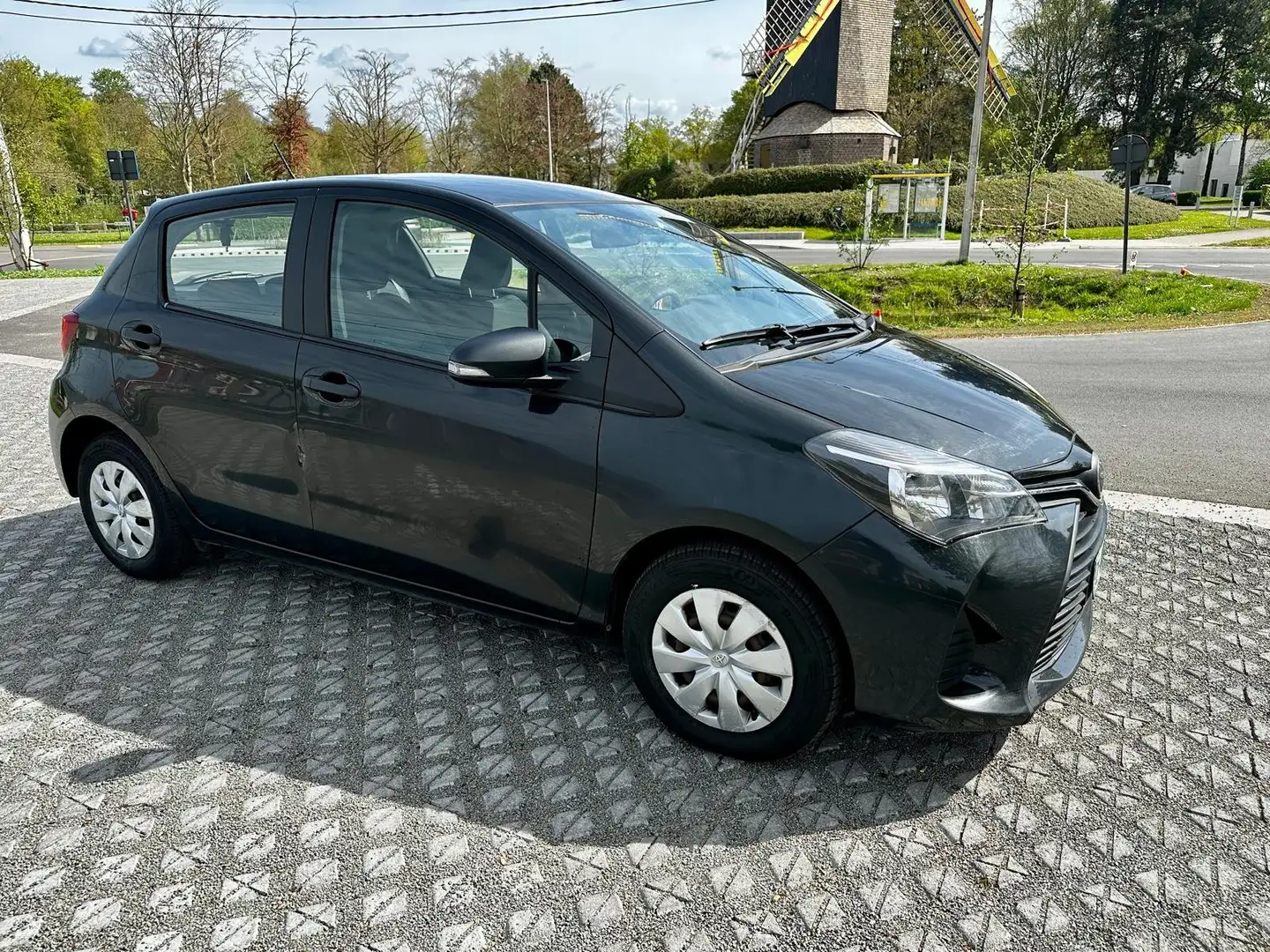 Toyota Yaris 1.0i VVT-i Active BENZINE ESSENCE - 5 DEURS Zwart - 2