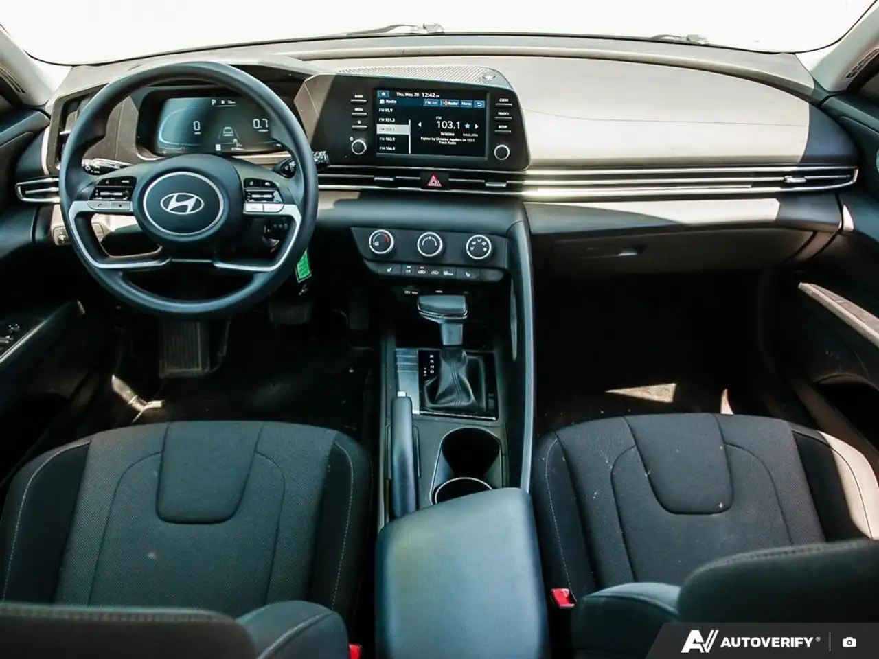 Hyundai ELANTRA снимка Hyundai ELANTRA
