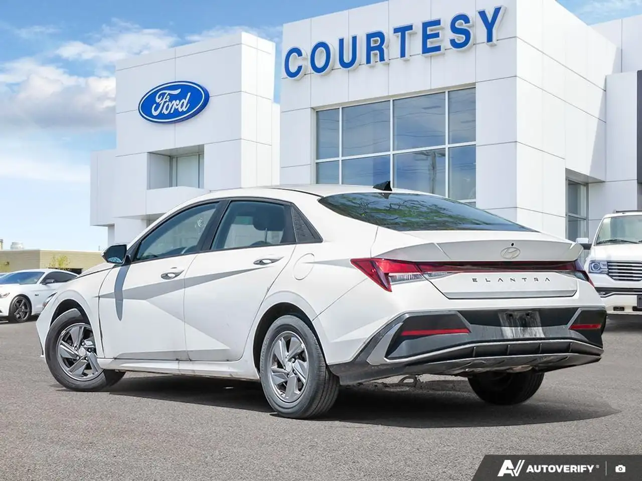 Hyundai ELANTRA снимка Hyundai ELANTRA