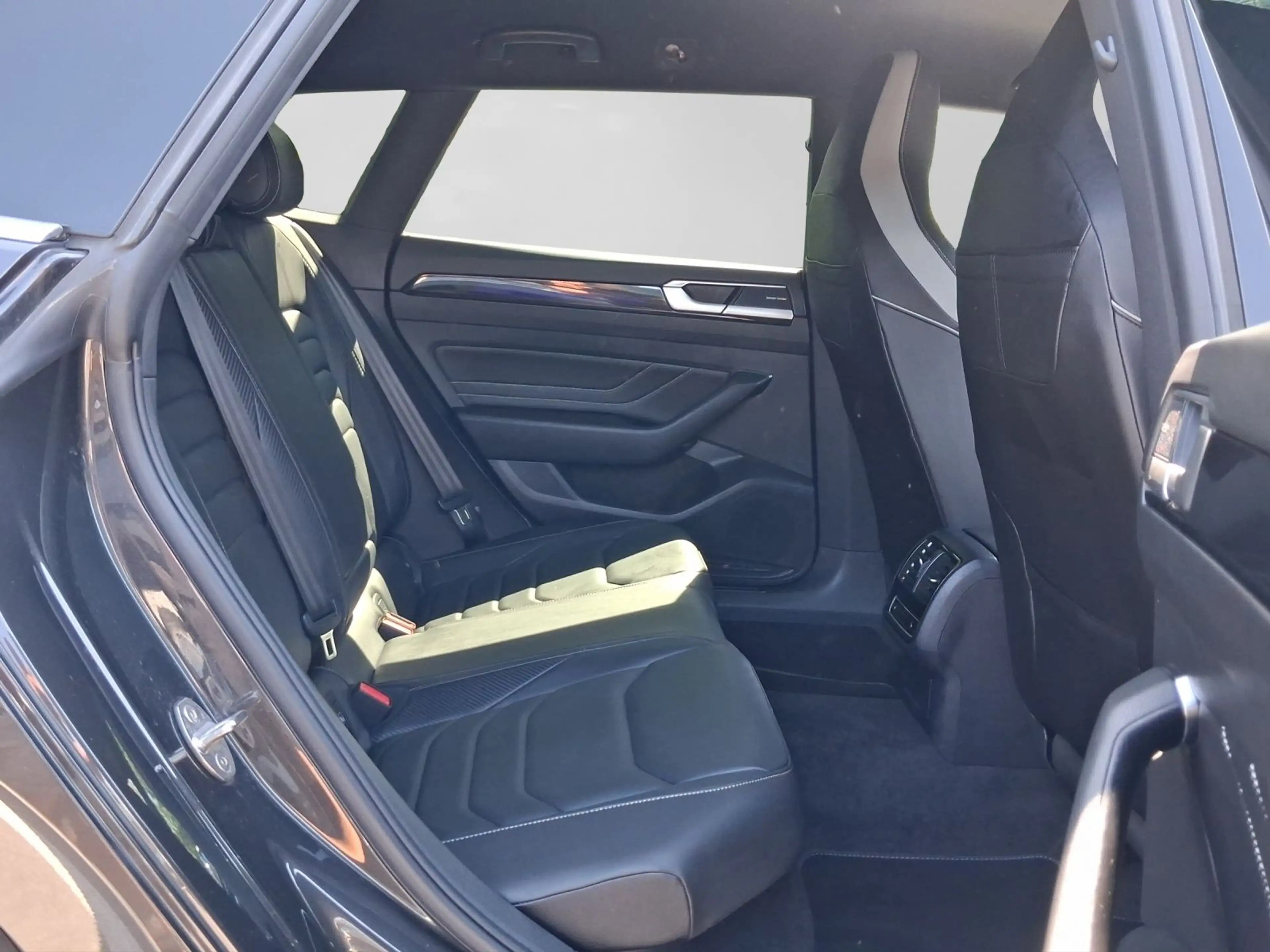 Volkswagen Arteon 2.0 TDI DSG R-LINE ST.HEIZ — photo 6