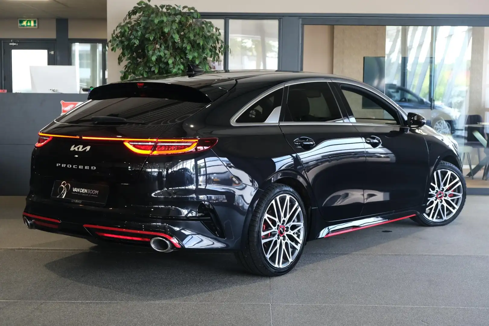 Kia ProCeed / pro_cee'd 1.6 T-GDI GT AUT 204PK Navi Virtual Led Leder Cam Zwart - 2