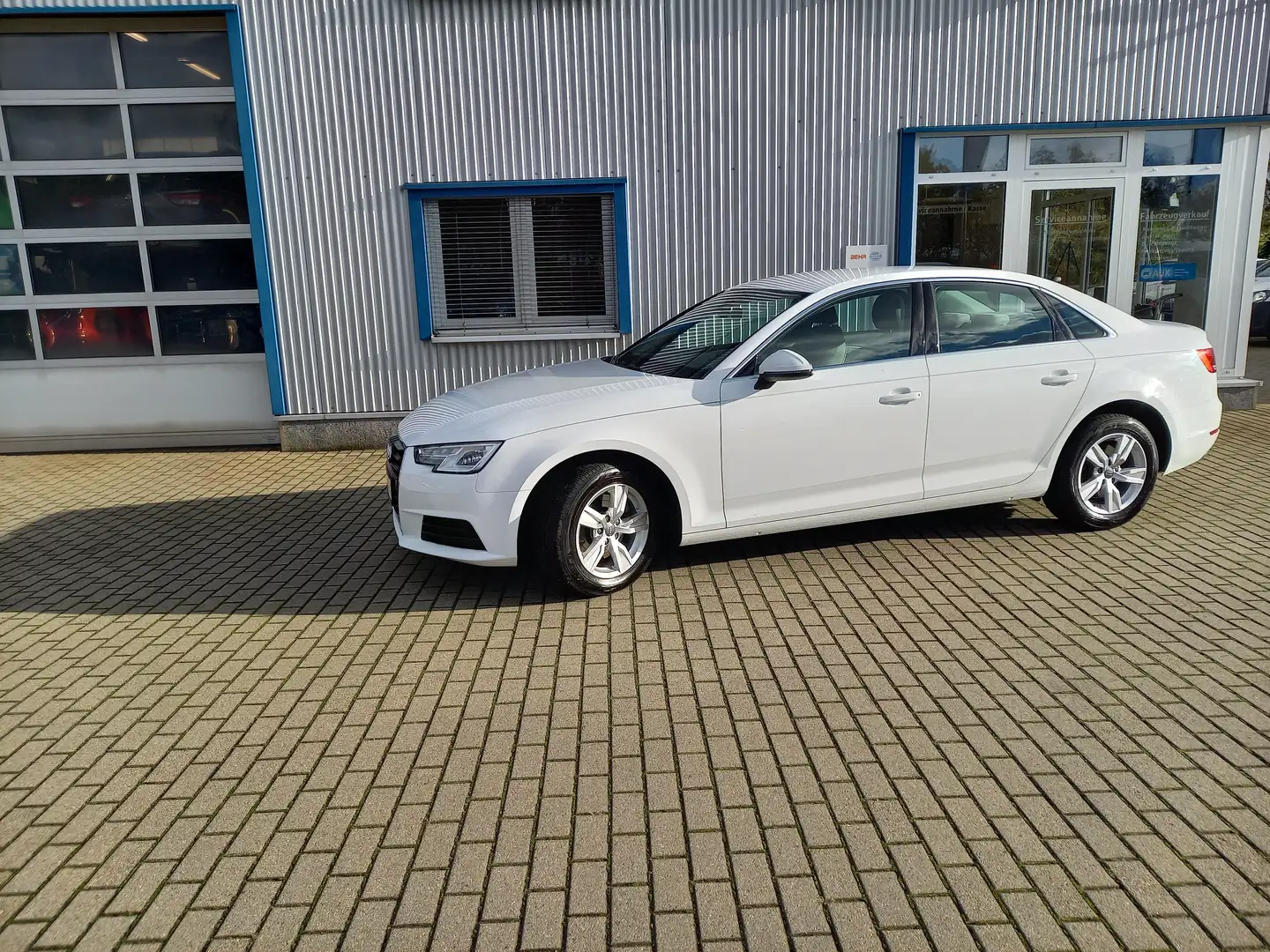 Audi A4 basis Weiß - 1