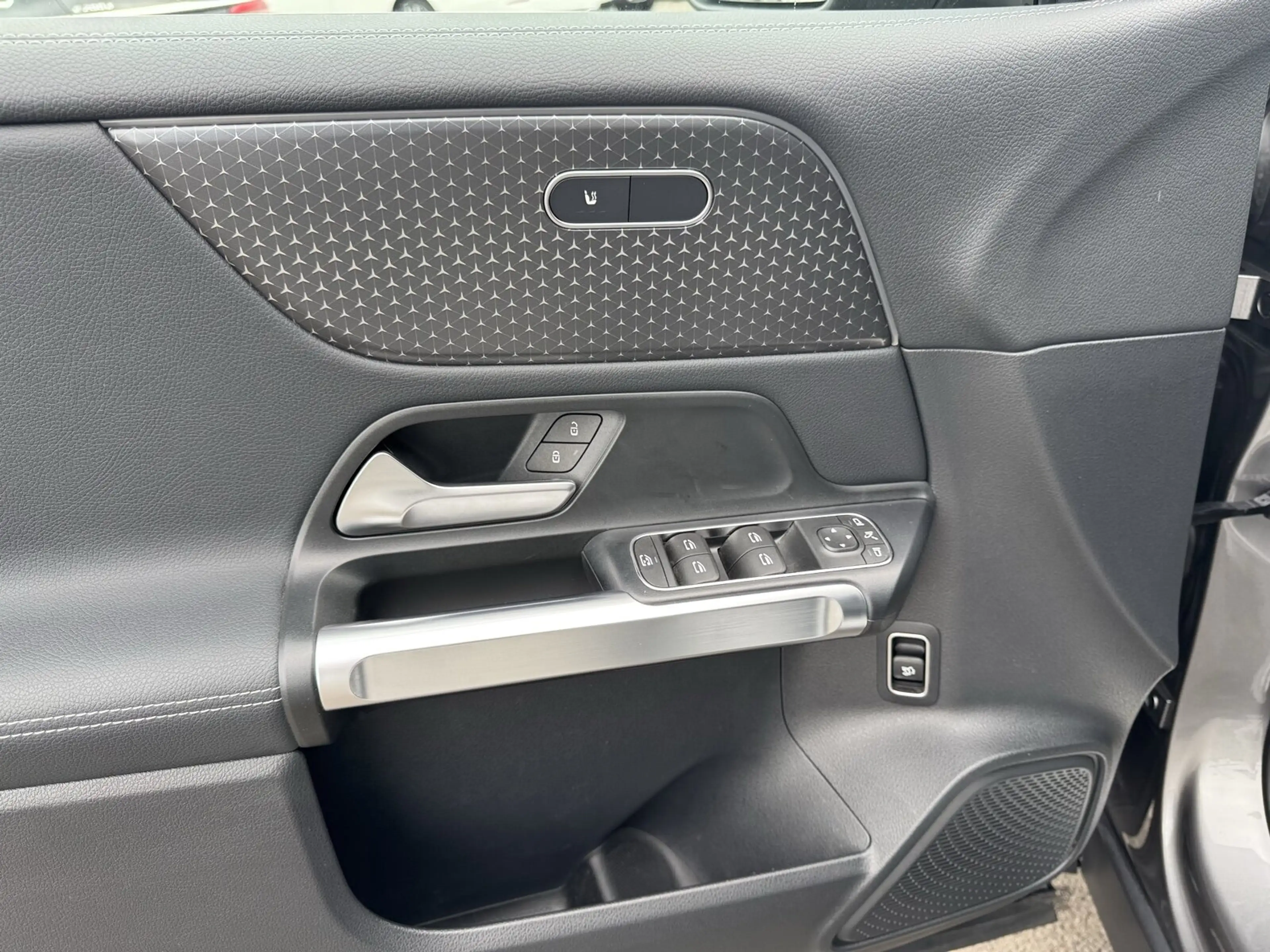 Mercedes-Benz EQB 350 EQB 350 4M PROGR. NAVI+LED+KAMERA+CARPLAY+ASSIST — photo 9