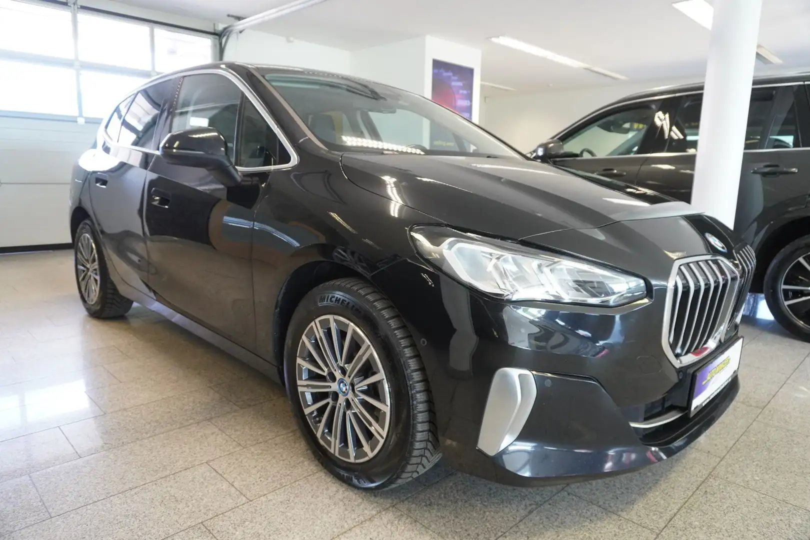 BMW 225 e xDrive Business Aut./MY24/LED/Navi Schwarz - 2