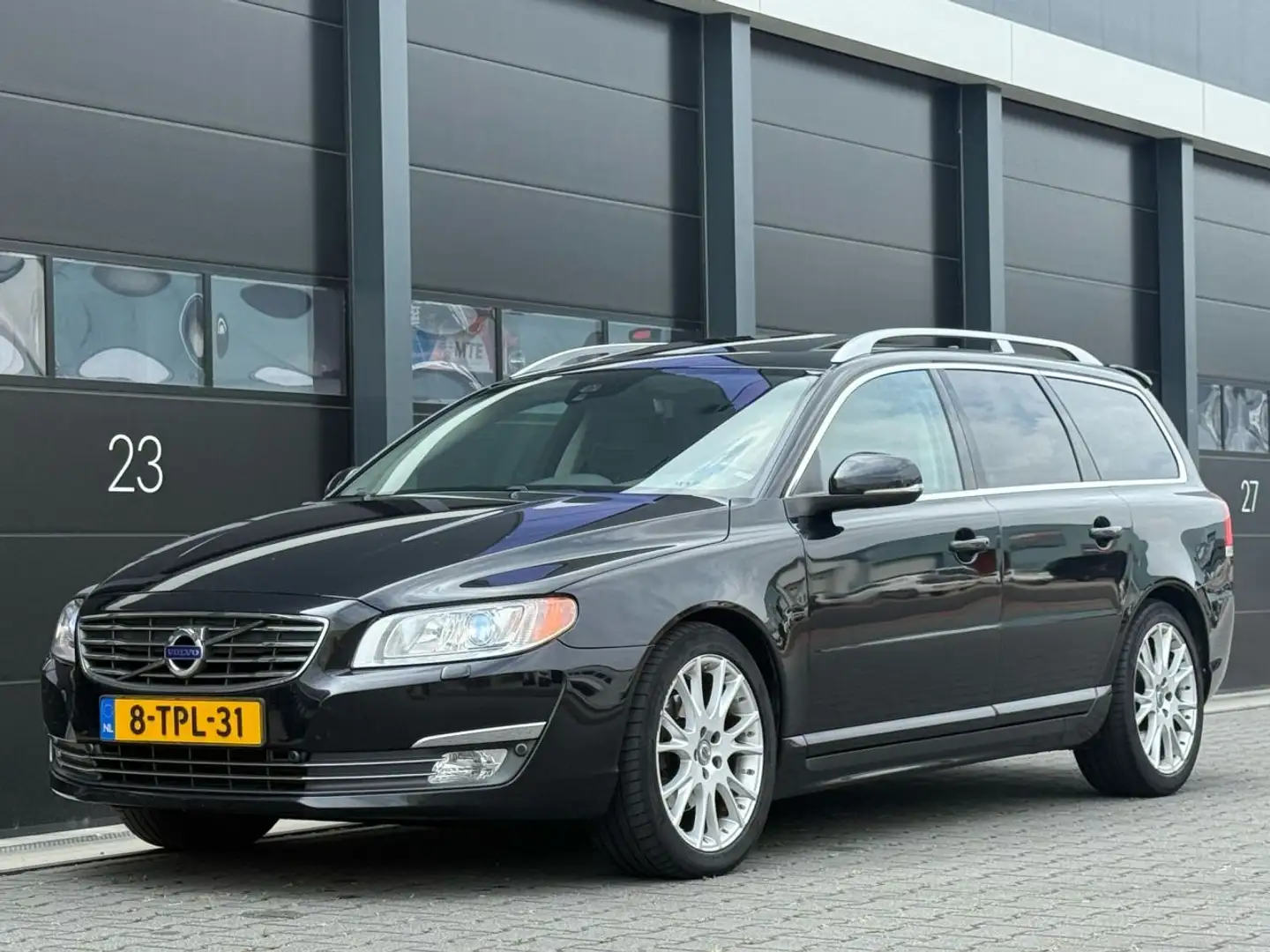 Volvo V70 V-70 1.6 D2 Navi Clima AUTOMAAT Zwart - 1