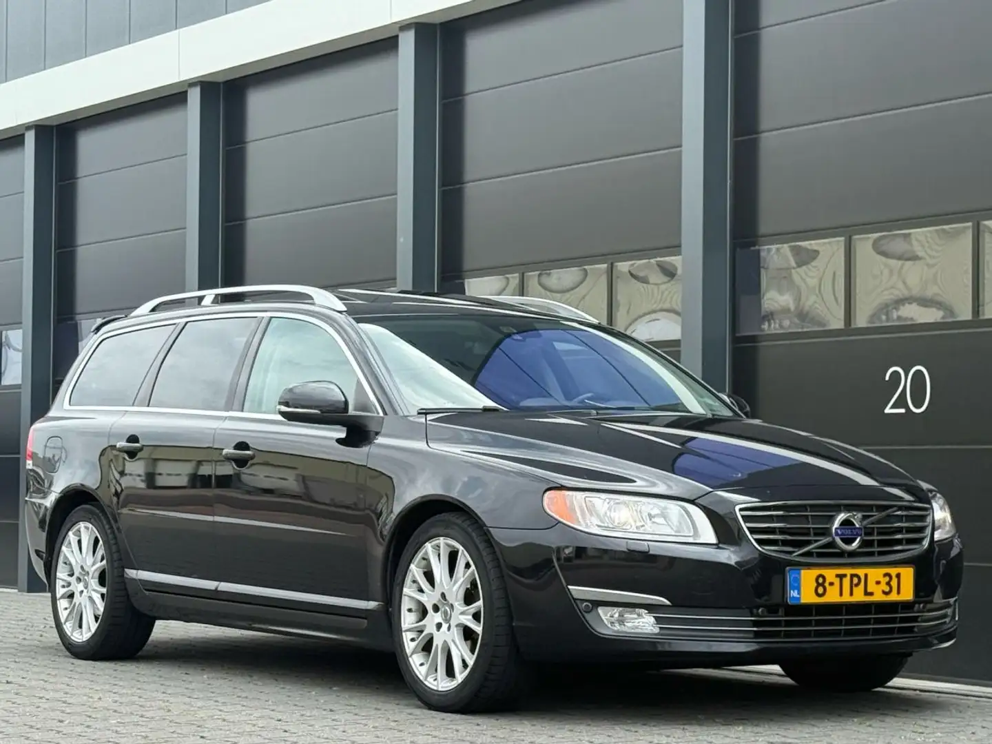 Volvo V70 V-70 1.6 D2 Navi Clima AUTOMAAT Zwart - 2