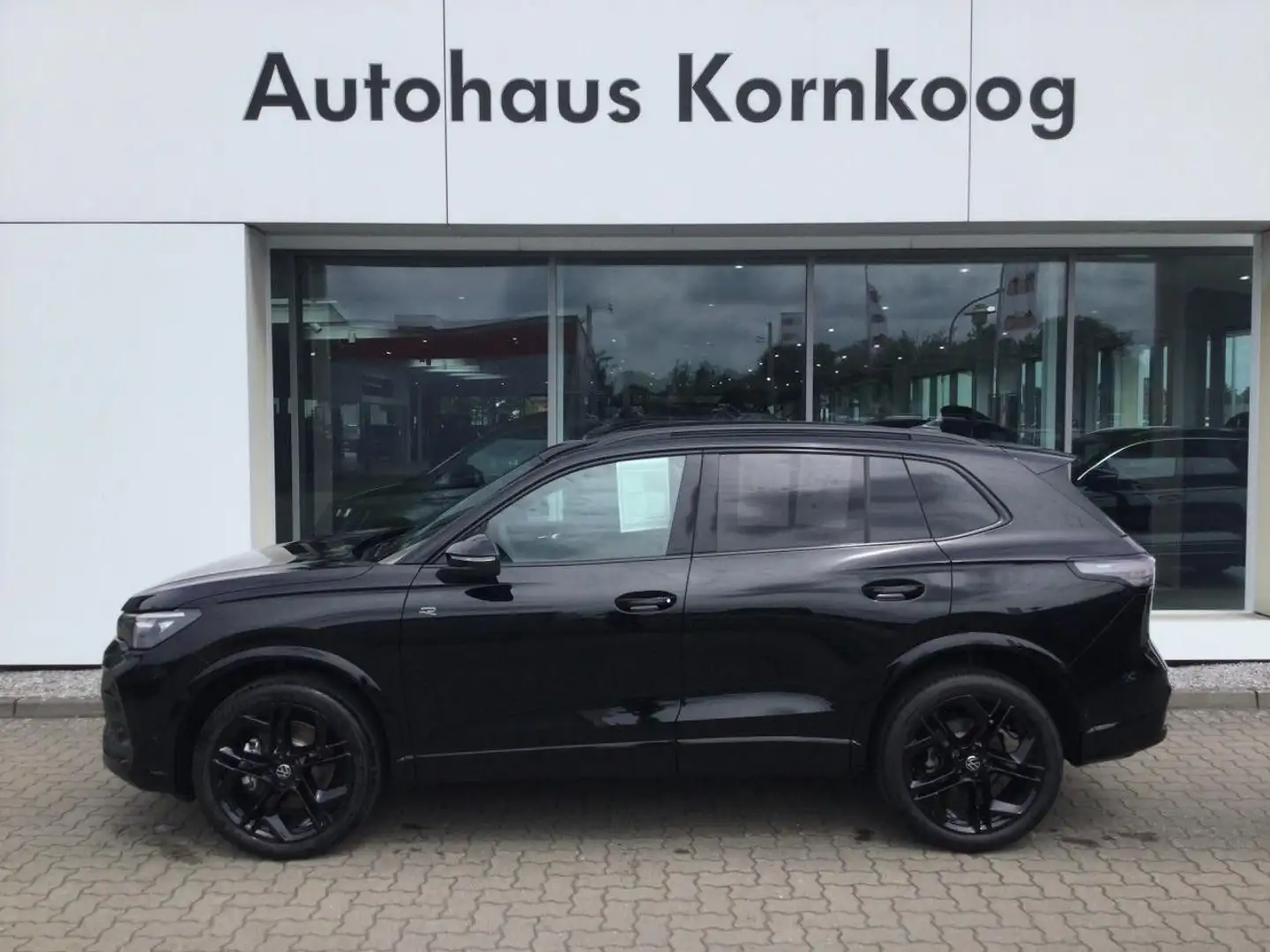 Volkswagen Tiguan 2.0 TDI DSG 4Motion R-Line Bluetooth Navi Zwart - 1