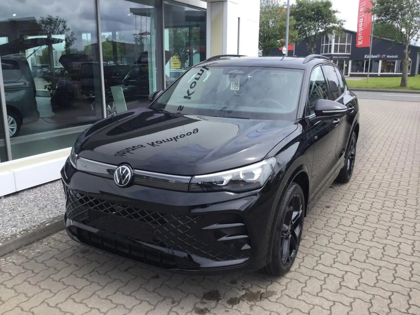Volkswagen Tiguan 2.0 TDI DSG 4Motion R-Line Bluetooth Navi Zwart - 2