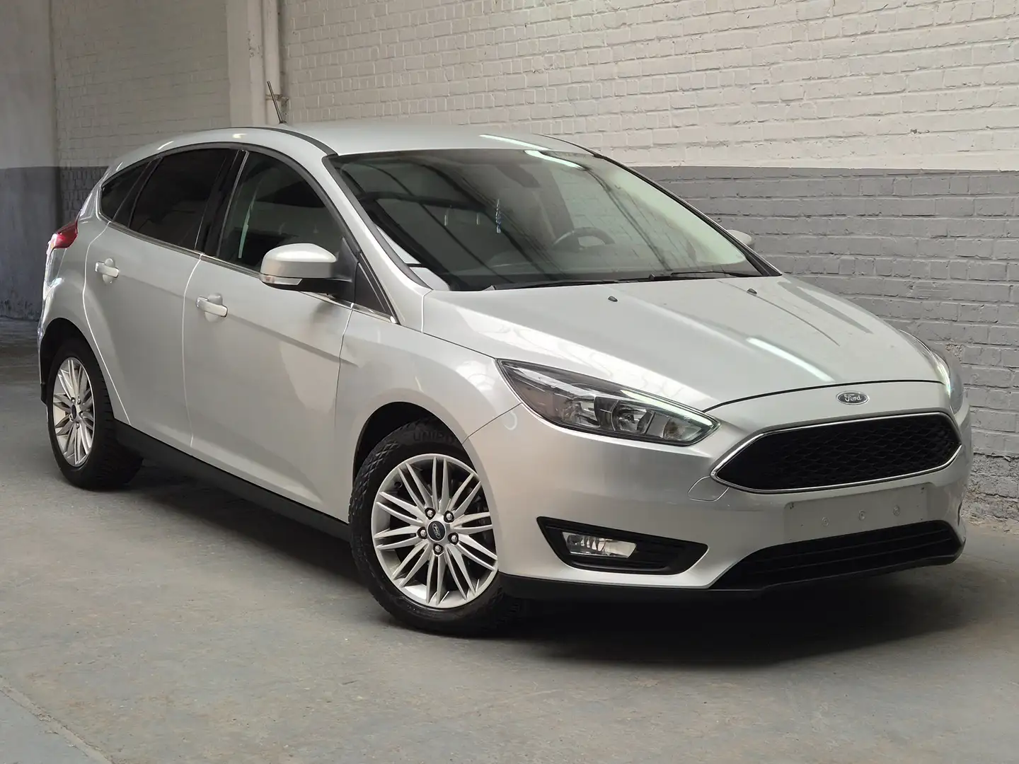 Ford Focus 1.0 EcoBoost - état exceptionnel - Garantie Gris - 1