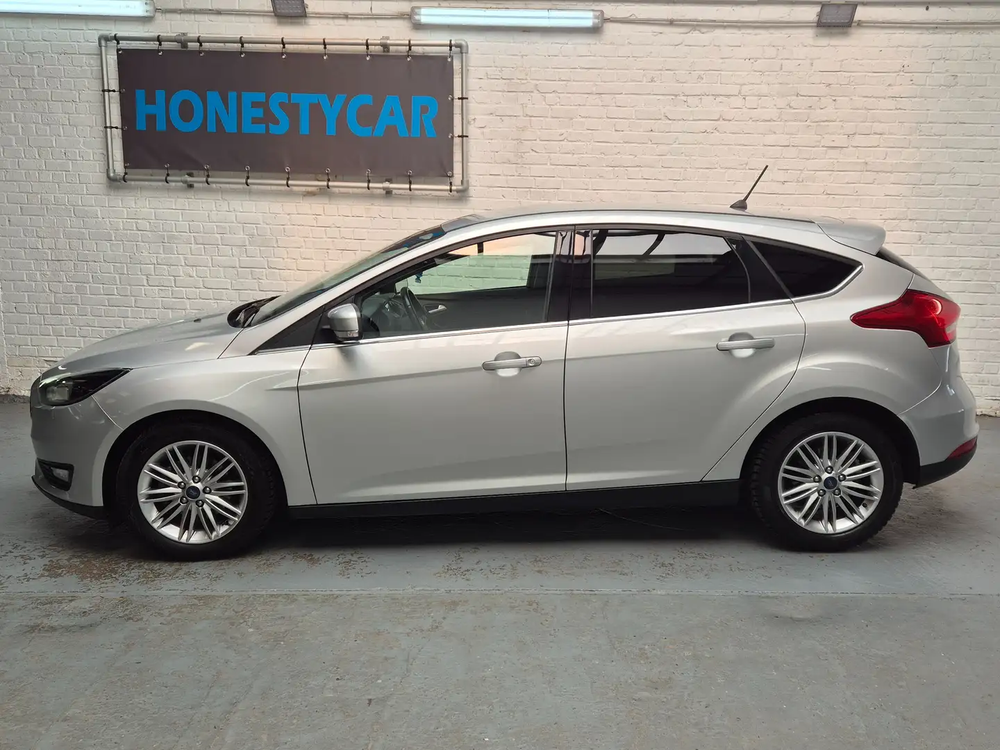 Ford Focus 1.0 EcoBoost - état exceptionnel - Garantie Gris - 2