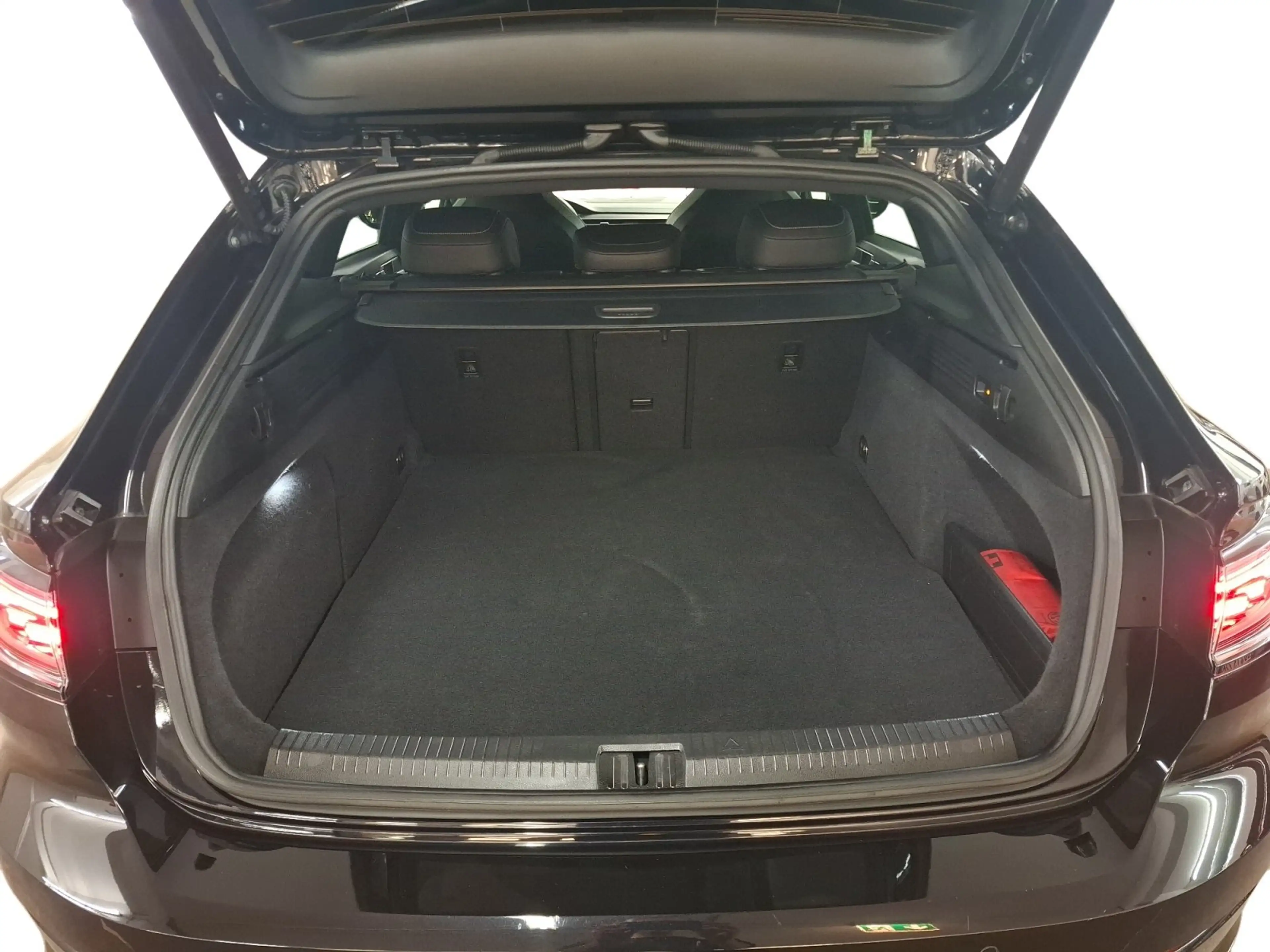 Volkswagen Arteon Shooting Brake R-Line e-Hybrid AHK Matrix — photo 15