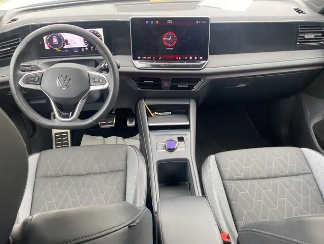 Volkswagen Tiguan view 4