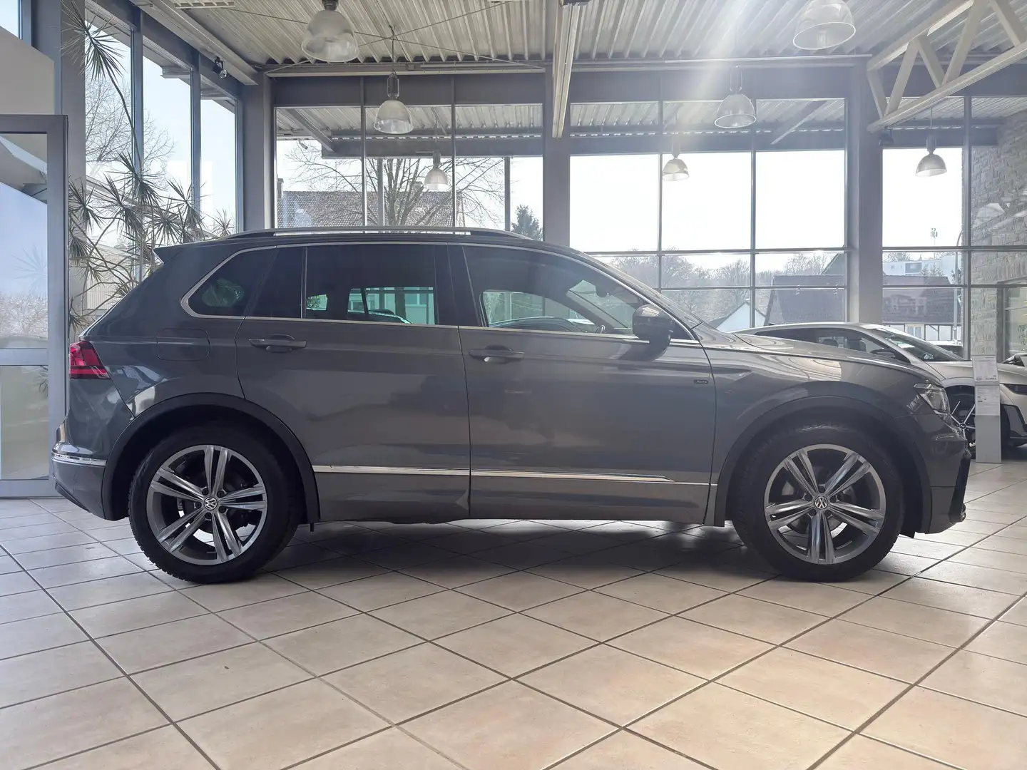 Volkswagen Tiguan Tiguan 1.5 TSI Join R-Line  DSG*AHK*NAVI*SHZ*ACC Grau - 2