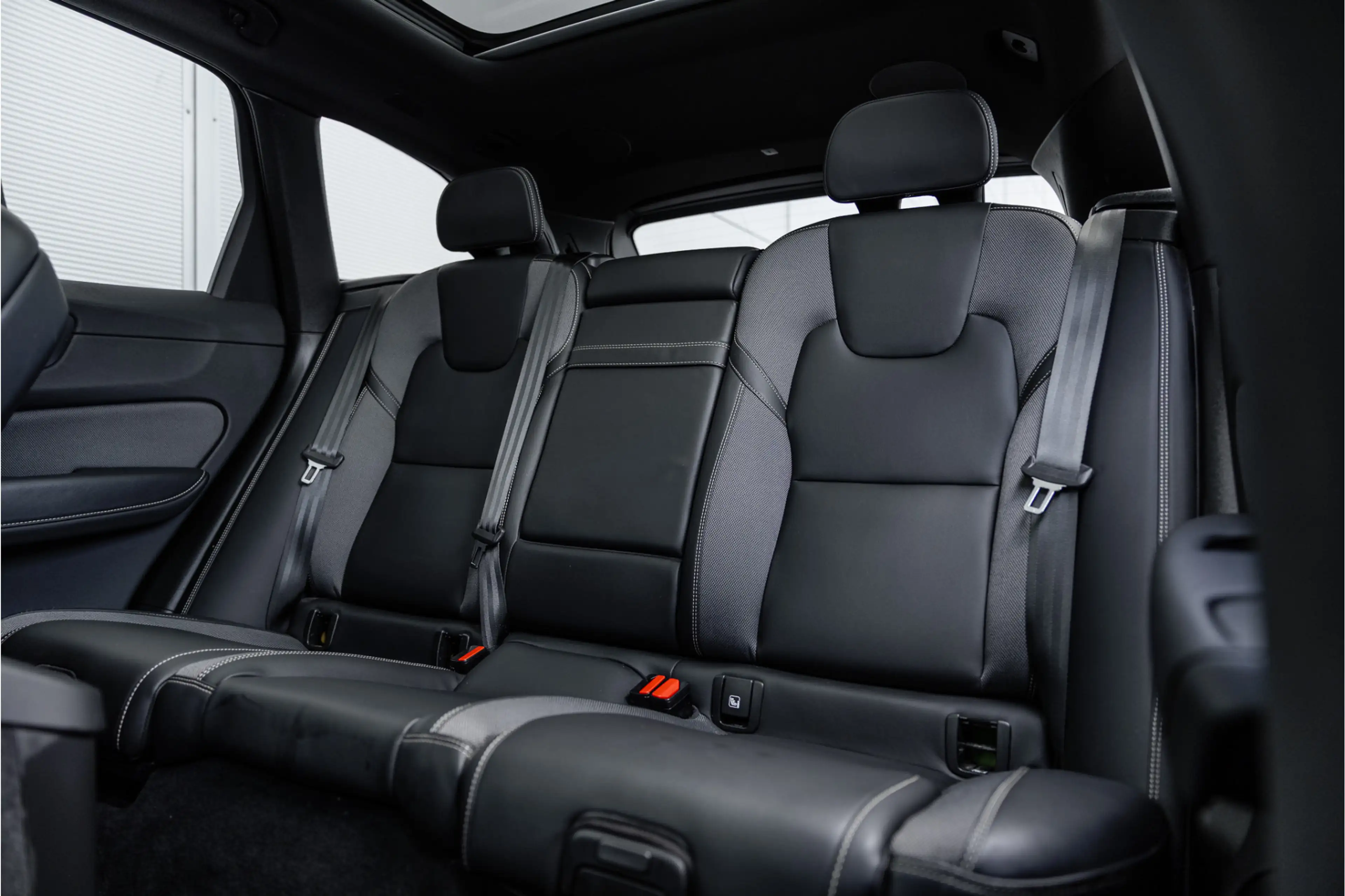 Volvo XC60 2.0 Recharge T6 AWD R-Design Pano / Harman Kardon — photo 8