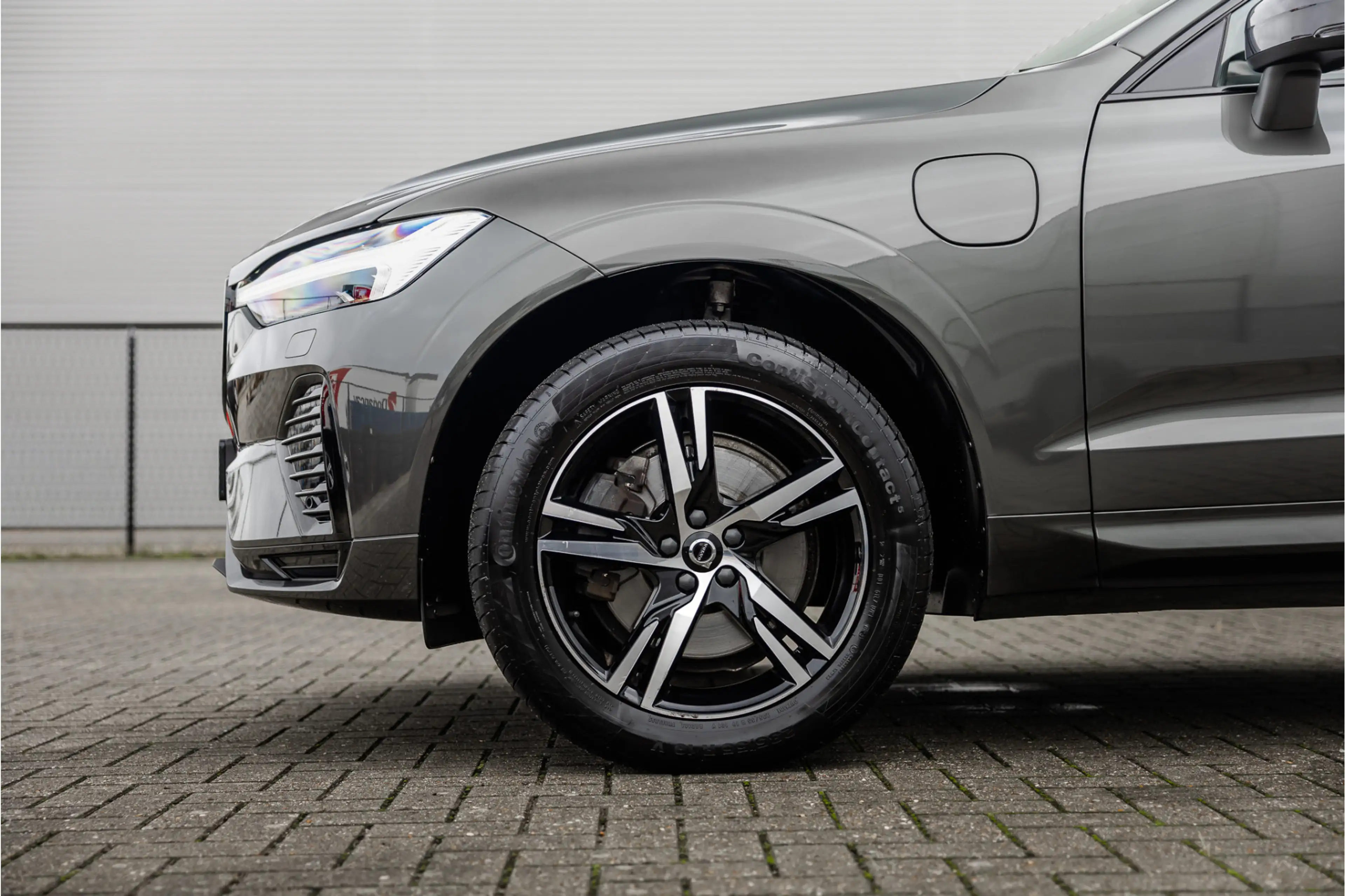 Volvo XC60 2.0 Recharge T6 AWD R-Design Pano / Harman Kardon — photo 25