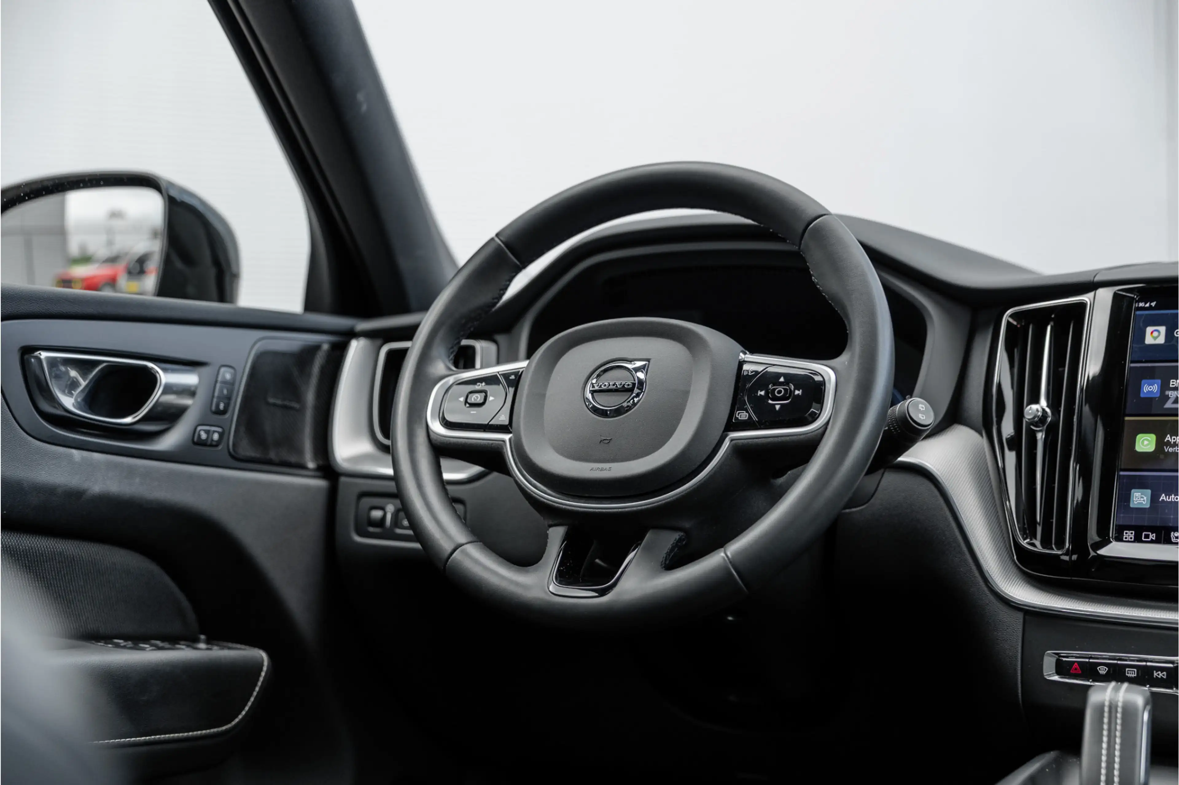 Volvo XC60 2.0 Recharge T6 AWD R-Design Pano / Harman Kardon — photo 12