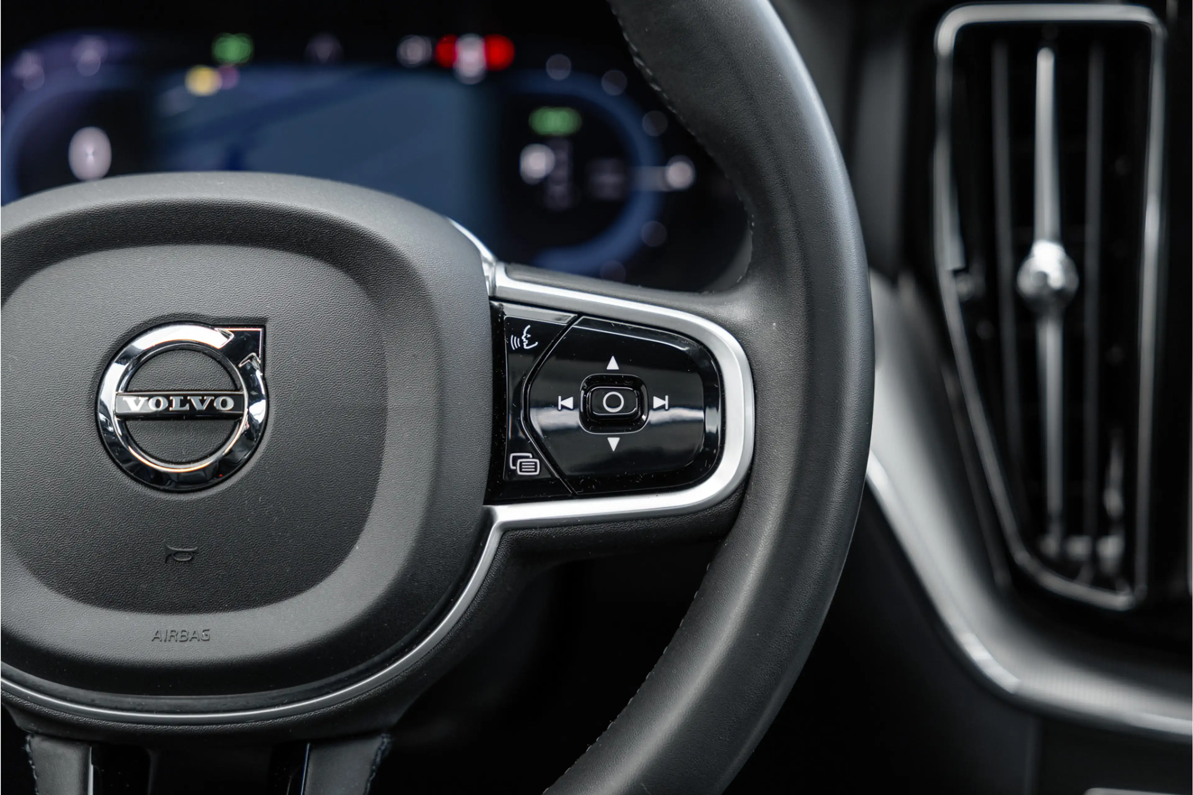 Volvo XC60 2.0 Recharge T6 AWD R-Design Pano / Harman Kardon — photo 36