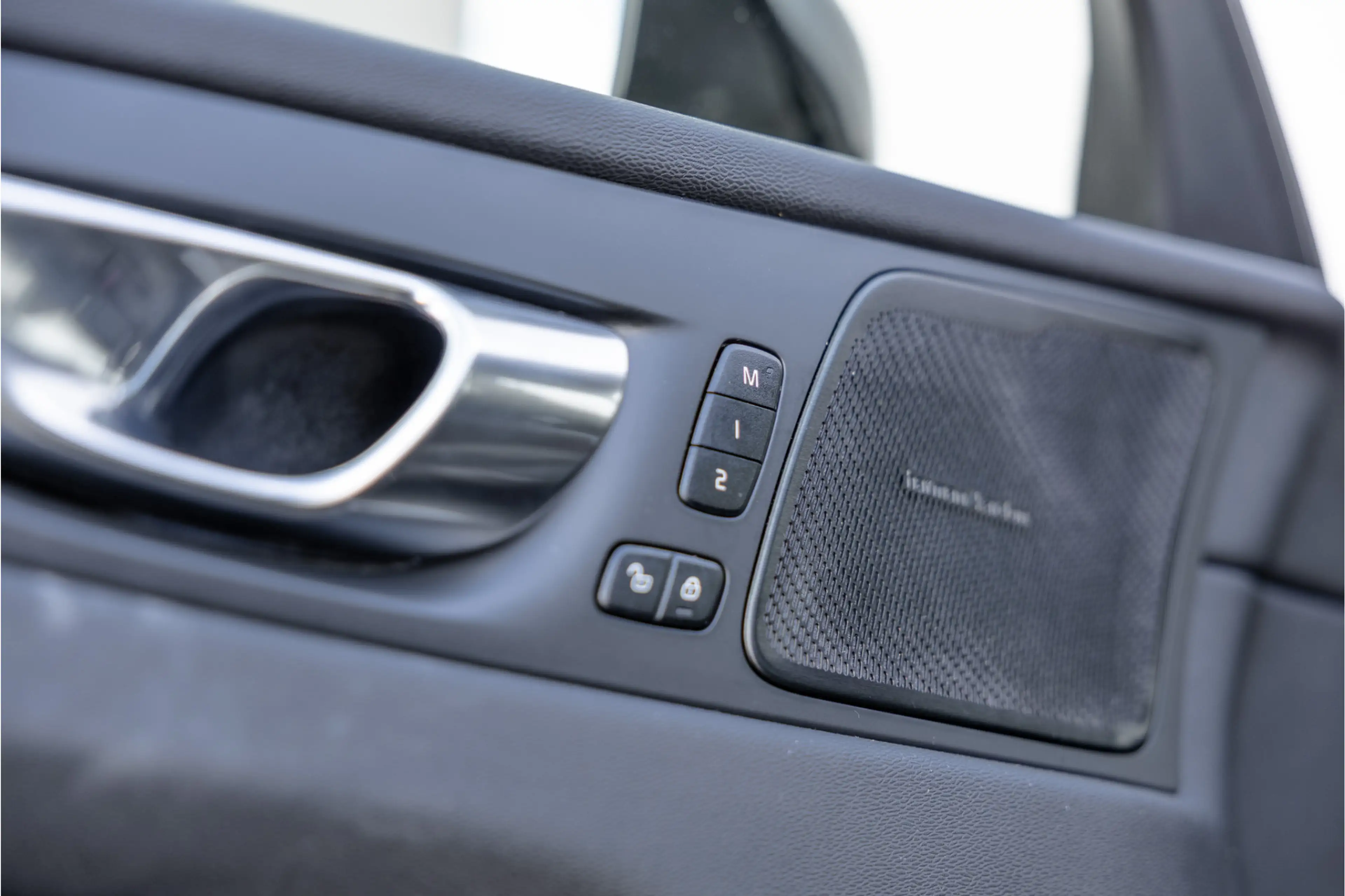Volvo XC60 2.0 Recharge T6 AWD R-Design Pano / Harman Kardon — photo 42