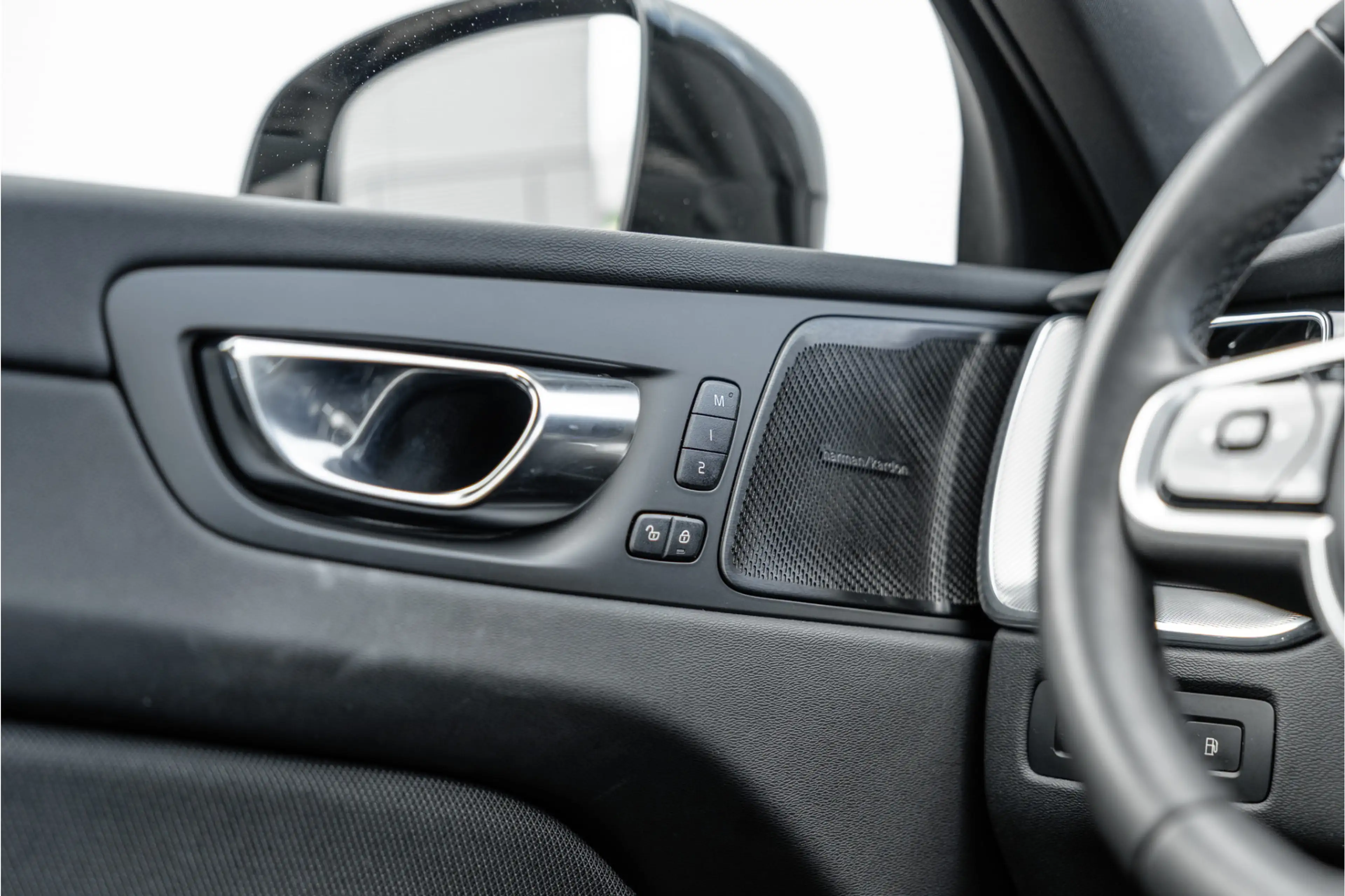 Volvo XC60 2.0 Recharge T6 AWD R-Design Pano / Harman Kardon — photo 11